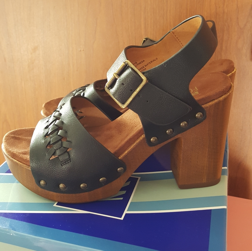 Sandals - Picture 2 of 5